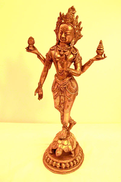 Statue en cuivre jaune représentant Shri Lakshmi