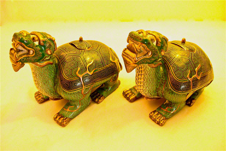 Deux tortues en émail cloisonné de la dynastie Qing