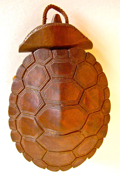 Tabatière en bois sculpté en forme de tortue