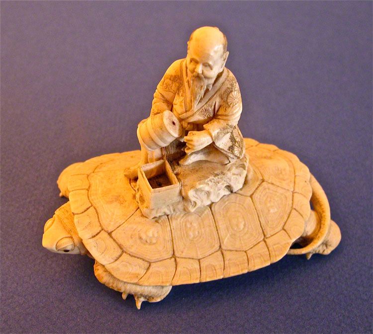 Ornement en ivoire sculpté représentant Urashima Taro