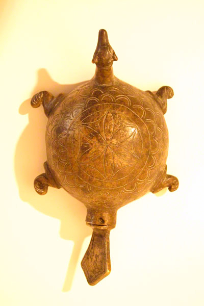 Flacon en cuivre jaune en forme de tortue