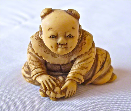 Netsuke d'ivoire sculpté représentant un enfant